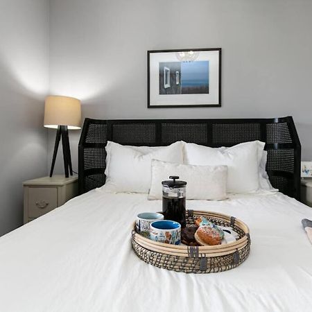 Lovely 2 Bedroom Suite Steps From The Beach Victoria Buitenkant foto