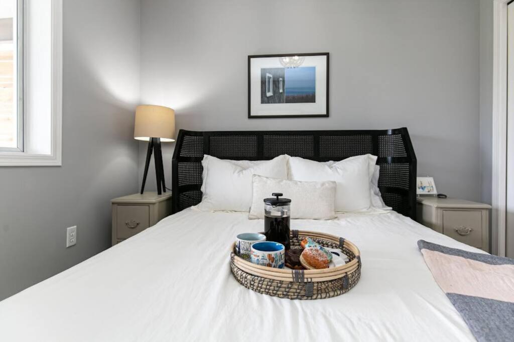 Lovely 2 Bedroom Suite Steps From The Beach Victoria Buitenkant foto