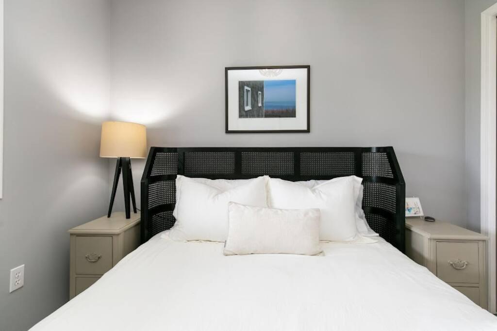 Lovely 2 Bedroom Suite Steps From The Beach Victoria Buitenkant foto
