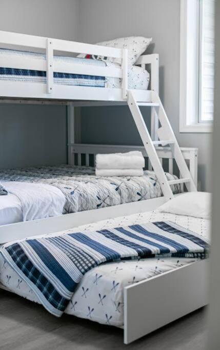 Lovely 2 Bedroom Suite Steps From The Beach Victoria Buitenkant foto