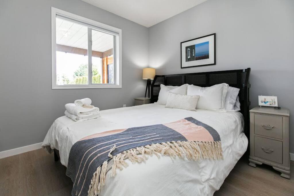 Lovely 2 Bedroom Suite Steps From The Beach Victoria Buitenkant foto