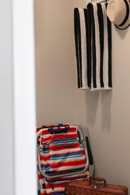 Lovely 2 Bedroom Suite Steps From The Beach Victoria Buitenkant foto
