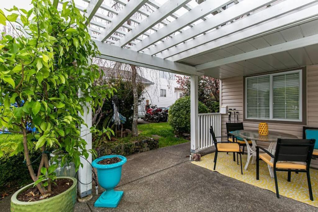 Lovely 2 Bedroom Suite Steps From The Beach Victoria Buitenkant foto