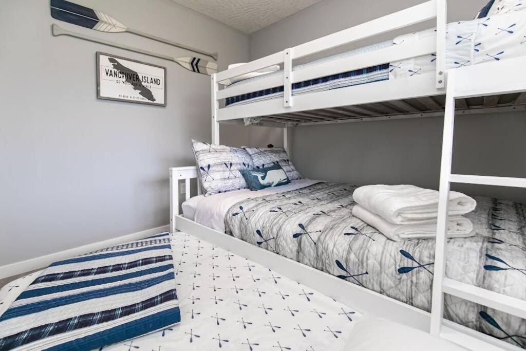 Lovely 2 Bedroom Suite Steps From The Beach Victoria Buitenkant foto