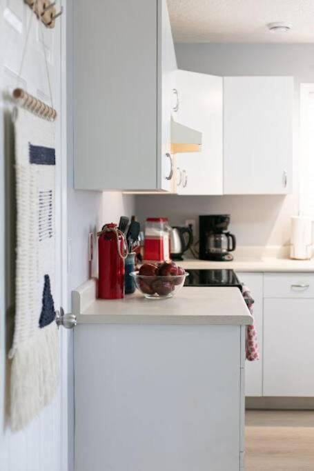 Lovely 2 Bedroom Suite Steps From The Beach Victoria Buitenkant foto