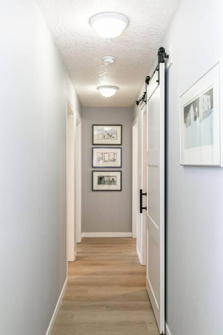 Lovely 2 Bedroom Suite Steps From The Beach Victoria Buitenkant foto