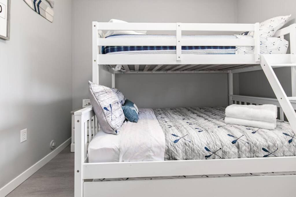 Lovely 2 Bedroom Suite Steps From The Beach Victoria Buitenkant foto