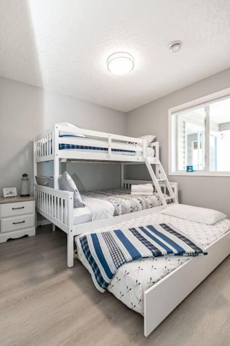 Lovely 2 Bedroom Suite Steps From The Beach Victoria Buitenkant foto
