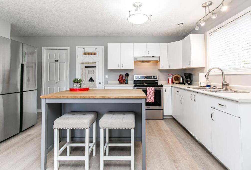 Lovely 2 Bedroom Suite Steps From The Beach Victoria Buitenkant foto