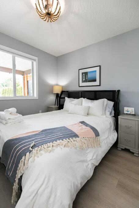 Lovely 2 Bedroom Suite Steps From The Beach Victoria Buitenkant foto