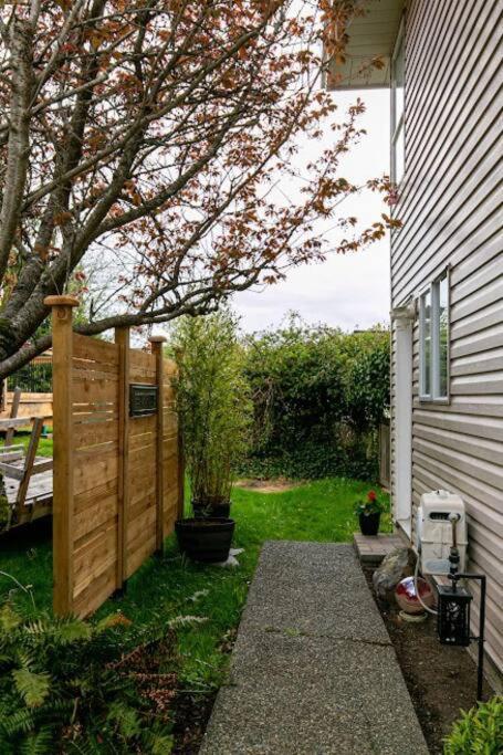 Lovely 2 Bedroom Suite Steps From The Beach Victoria Buitenkant foto