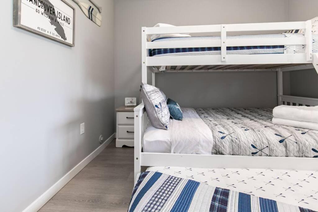 Lovely 2 Bedroom Suite Steps From The Beach Victoria Buitenkant foto