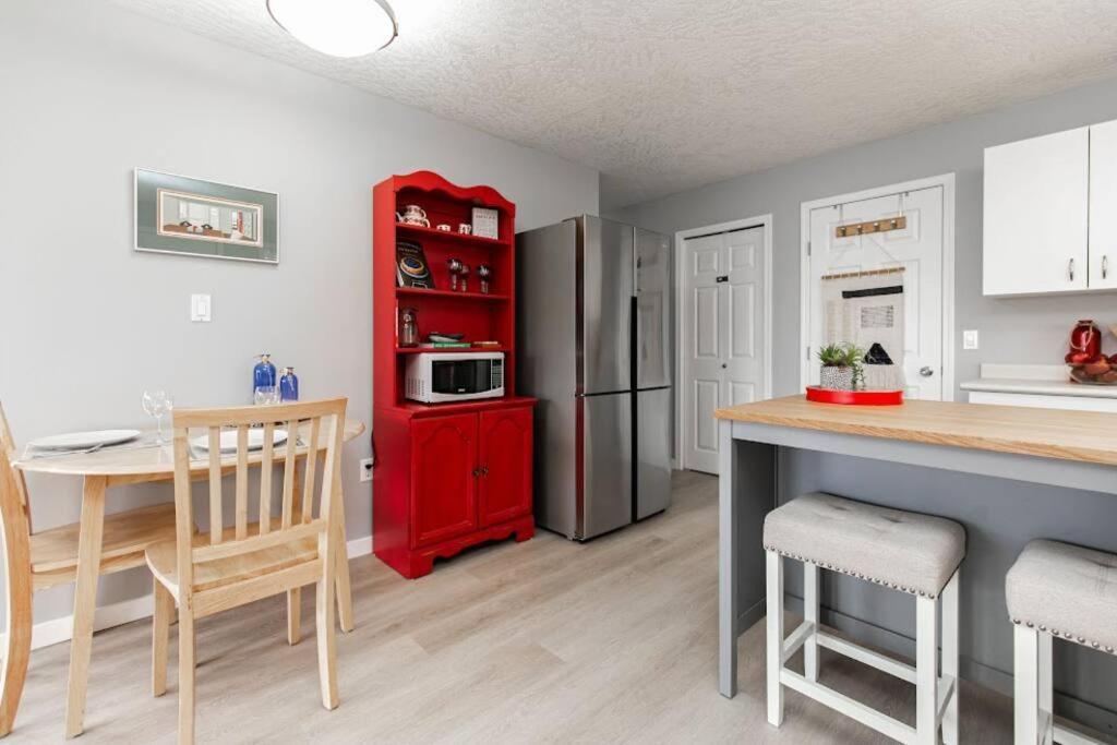 Lovely 2 Bedroom Suite Steps From The Beach Victoria Buitenkant foto