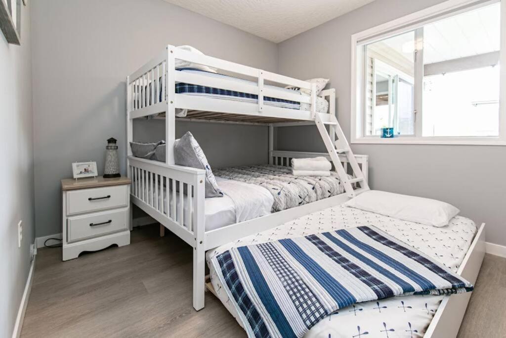 Lovely 2 Bedroom Suite Steps From The Beach Victoria Buitenkant foto