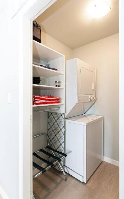Lovely 2 Bedroom Suite Steps From The Beach Victoria Buitenkant foto