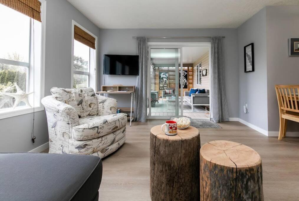 Lovely 2 Bedroom Suite Steps From The Beach Victoria Buitenkant foto