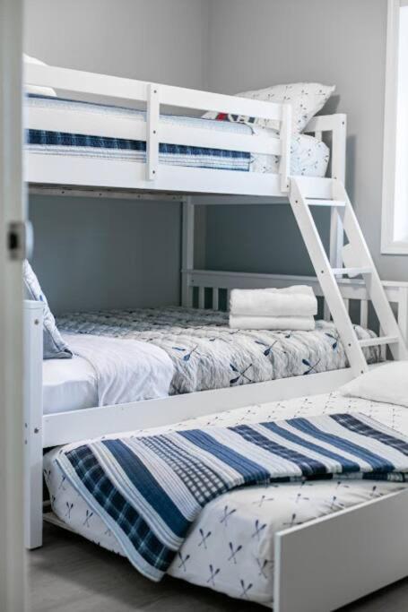 Lovely 2 Bedroom Suite Steps From The Beach Victoria Buitenkant foto
