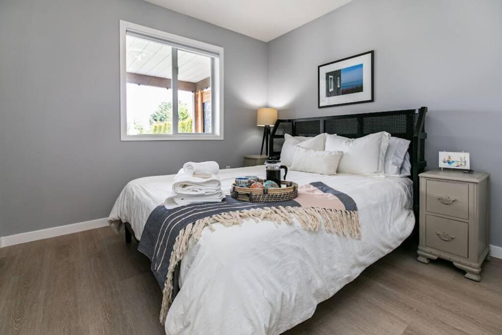 Lovely 2 Bedroom Suite Steps From The Beach Victoria Buitenkant foto